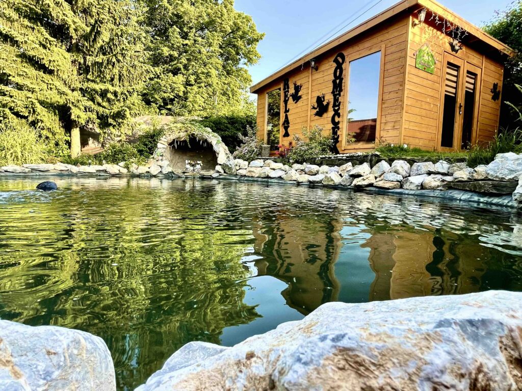 Dřevěná chata u klidného jezírka